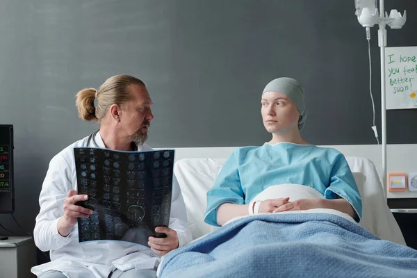 Gammal Onkolog Tittar Ung Kvinnlig Patient Samtidigt Förklara Hennes Mrt — Stockfoto