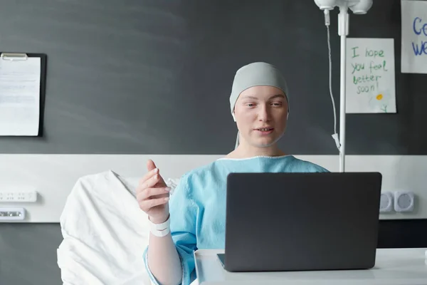 Mujer Joven Paciente Clínicas Oncológicas Hablando Con Amigo Chat Vídeo —  Fotos de Stock