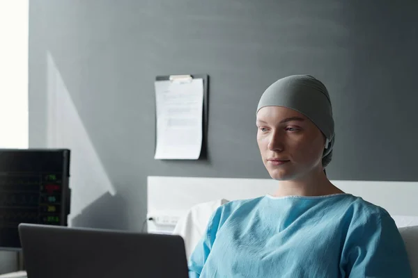 Jovem Com Doença Oncológica Olhando Para Tela Laptop Enquanto Está — Fotografia de Stock