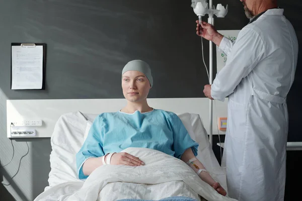 Ung Sjuk Kvinna Med Cancer Sitter Sängen Kemoterapi Behandling Medan — Stockfoto