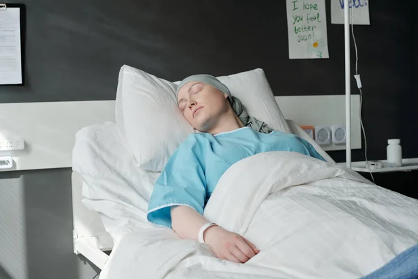 Ung Trött Kvinnlig Patient Med Onkologisk Sjukdom Sover Filt Sängen — Stockfoto