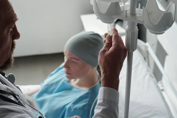 Närbild Mogen Manlig Onkolog Förbereder Dropper För Kemoterapi Innan Förfarandet — Stockfoto