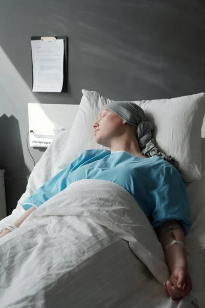 Fejkendős Kék Inges Fiatal Fekszik Ágyban Klinikákon Alszik Orvosi Beavatkozás — Stock Fotó
