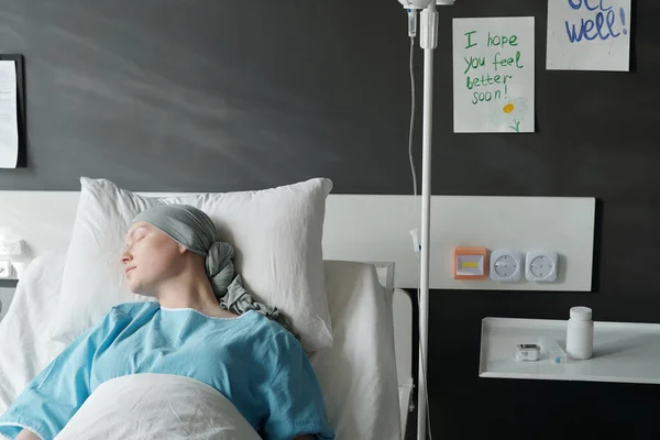 Unga Trötta Kvinnliga Patienter Onkologiska Kliniker Som Ligger Sängen Med — Stockfoto