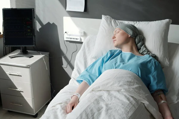 Ung Kvinna Slöja Sover Filt Sjukhussäng Bredvid Svart Bildskärm Datorn — Stockfoto