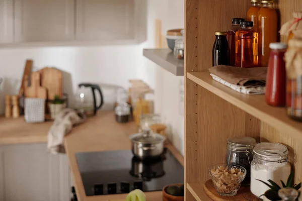 小麦粉とコーヒー豆を含む瓶 漬物付きボトル 植物油 自家製ジュースとケチャップをキッチンに入れた木製の棚 — ストック写真