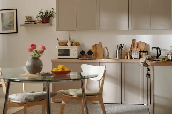 Bagian Dari Dapur Yang Luas Dengan Meja Kaca Bundar Dan — Stok Foto