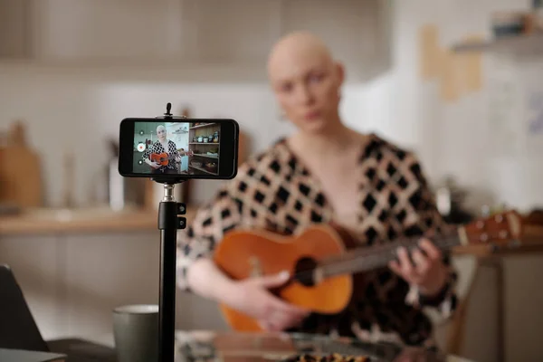 Focus Smartphone Scherm Met Jonge Kale Vrouw Spelen Gitaar Tijdens — Stockfoto
