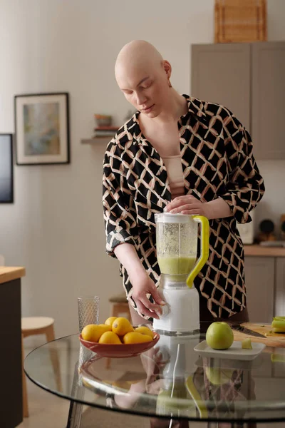 Jonge Kale Vrouw Met Oncologische Ziekte Het Bereiden Van Fruit — Stockfoto