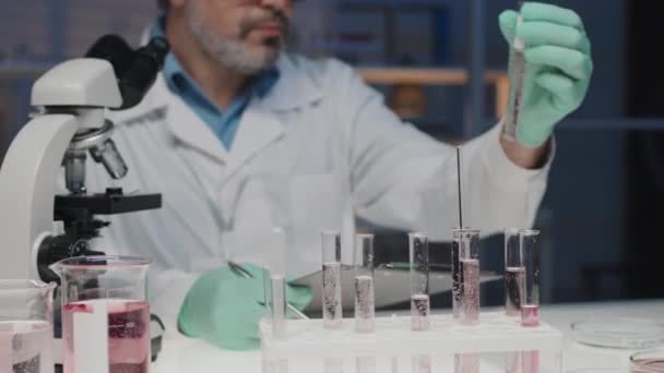 Close Professional Chemist Workwear Sitting Workplace Laboratory Studying New Liquid — Vídeo de Stock