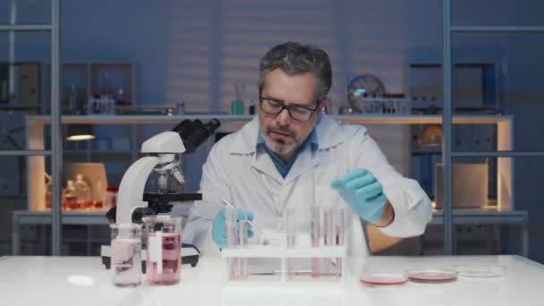 Mature Clinician Lab Coat Protective Gloves Wotking Liquid Chemical Substances — Vídeo de Stock