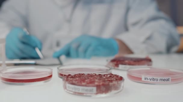 Cambio Enfoque Placas Petri Que Contienen Carne Cultivada Laboratorio Manos — Vídeo de stock