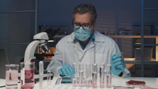 Gammal Vetenskaplig Personal Labbrock Glasögon Skyddsmask Och Handskar Tittar Mikroskop — Stockvideo