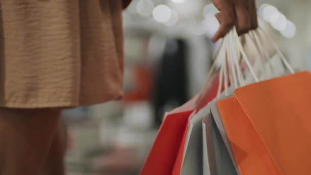 Close Caminhada Shopaholic Irreconhecível Com Sacos Compras Longo Centro Comercial — Vídeo de Stock