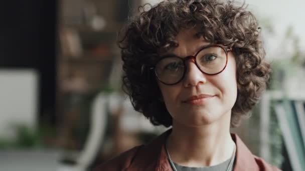 Close Retrato Jovem Empresária Óculos Com Cabelo Encaracolado Sorrindo Para — Vídeo de Stock