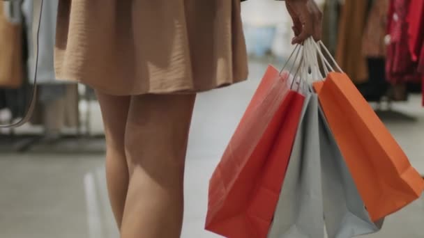 Alışveriş Merkezi Boyunca Alışveriş Yapan Genç Bir Kadının Yakın Çekimi — Stok video