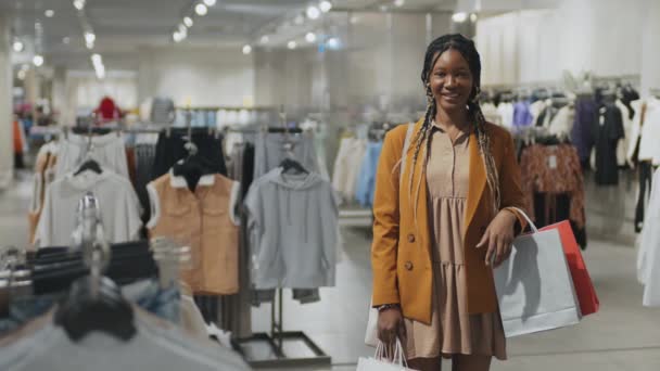 Portré Boldog Shopaholic Bevásárló Táskák Mosolygott Kamera Miközben Állt Ruházati — Stock videók