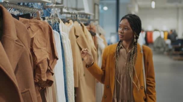 Stylová Afroameričanka Vybírá Nové Oblečení Pro Sebe Chodí Ramínkách Dívá — Stock video
