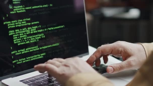 Крупный План Специалист Написания Кодов Ноутбуке Компьютера Разрабатывает Новое Программное — стоковое видео