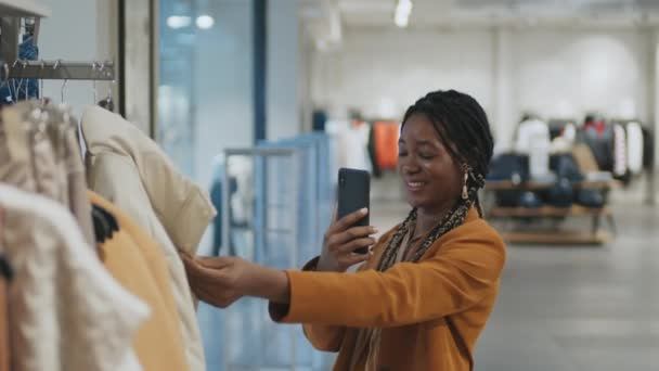 Счастливая Женщина Видеозвонившая Мобильному Телефону Показала Новую Одежду Стойке Своему — стоковое видео