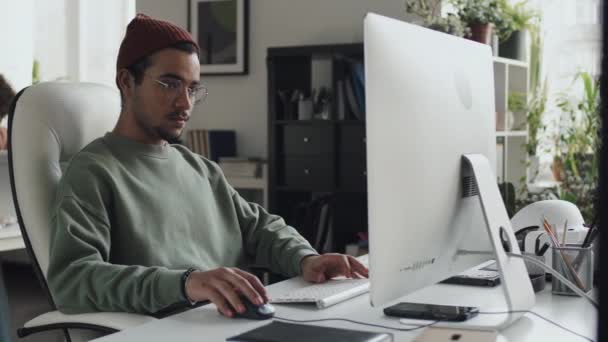 Mladý Vývojář Pracující Počítačovým Programem Počítači Který Sedí Jeho Pracovišti — Stock video