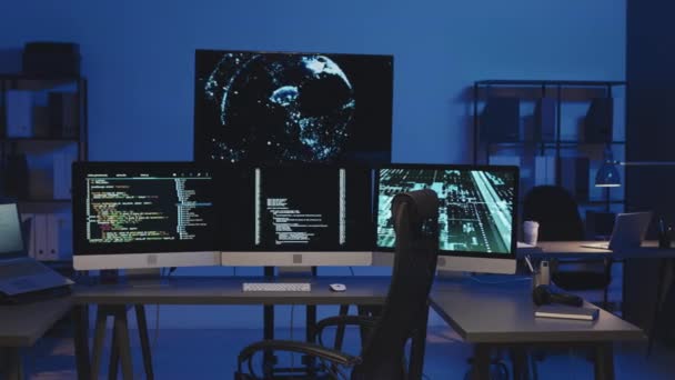 Średnie Ujęcie Ciemnego Biura Monitorami Komputerowymi Stole Kodami Ekranie — Wideo stockowe