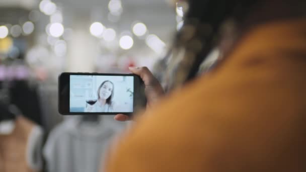 在视频通话中 年轻女子在她面前拿着智能手机与她的朋友在线交谈的特写镜头 — 图库视频影像
