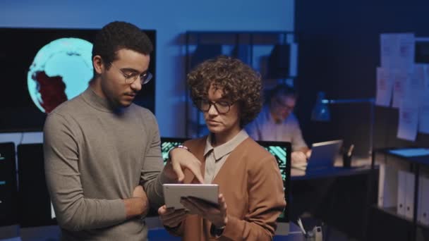 Tiro Médio Dois Jovens Colegas Discutindo Programa Line Tablet Durante — Vídeo de Stock