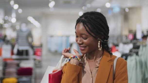 Afro Amerikalı Bir Kızın Portresi Alışveriş Yaparken Kameraya Bakıp Gülümsüyor — Stok video