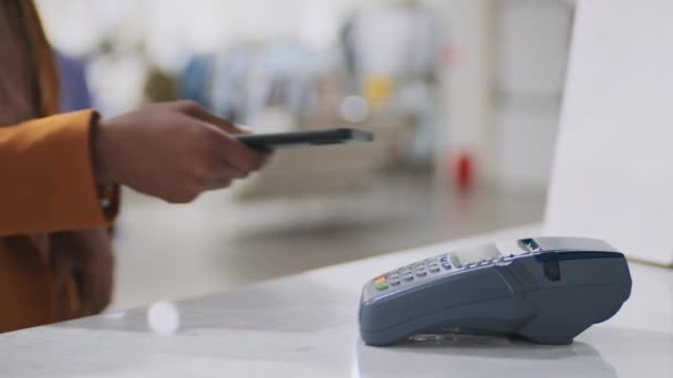 Müşterinin Akıllı Telefonu Terminale Koyması Satın Almaları Için Ödeme Yapması — Stok video