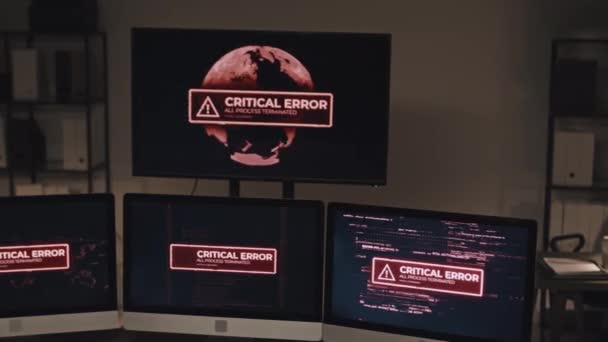 ハッキングについて警鐘を鳴らすスクリーン上の赤い危険の印が付いているコンピュータ モニターの中型のクローズアップ ショット — ストック動画
