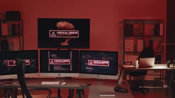 Vysokoúhlý Pohled Počítačové Monitory Červeným Nebezpečným Znaménkem Obrazovce Hacknutím Systému — Stock video