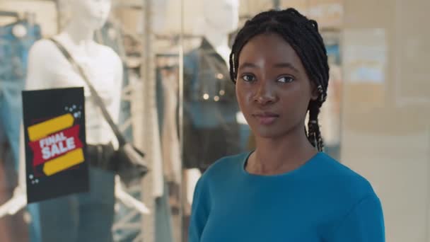 非洲裔美国女孩站在商场橱窗前看着相机的画像 — 图库视频影像
