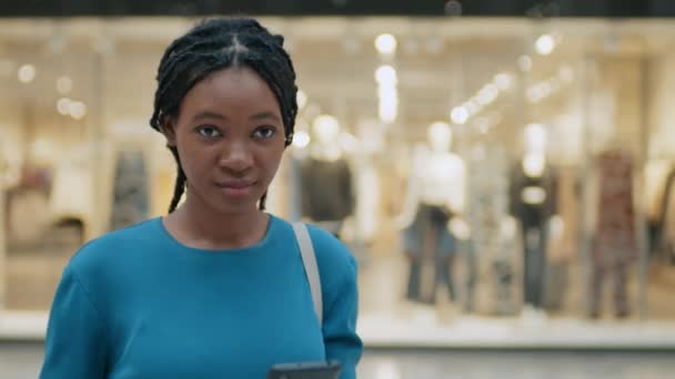 Retrato Chica Feliz Sonriendo Cámara Durante Sus Compras Centro Comercial — Vídeos de Stock