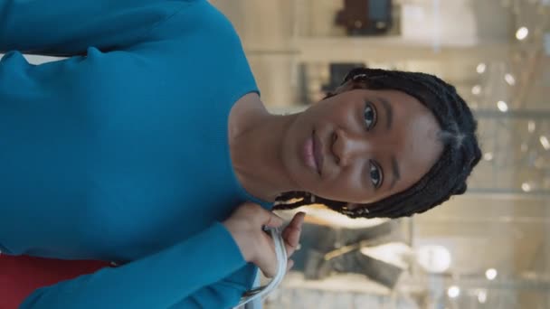 Verticaal Beeld Van Afro Amerikaanse Shopaholic Met Boodschappentassen Kijkend Naar — Stockvideo