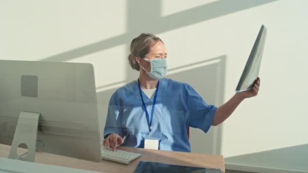 Retrato Médio Radiologista Sentada Mesa Seu Escritório Trabalhando Com Imagens — Vídeo de Stock