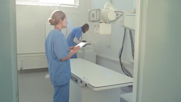 Focalizare Selectivă Filmat Radiologi Afro Americani Caucazieni Pregătiți Vadă Pacienții — Videoclip de stoc
