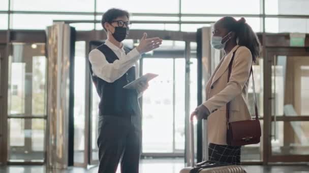 Jovem Ásia Concierge Vestindo Máscara Lobby Dando Informações Sobre Hotel — Vídeo de Stock