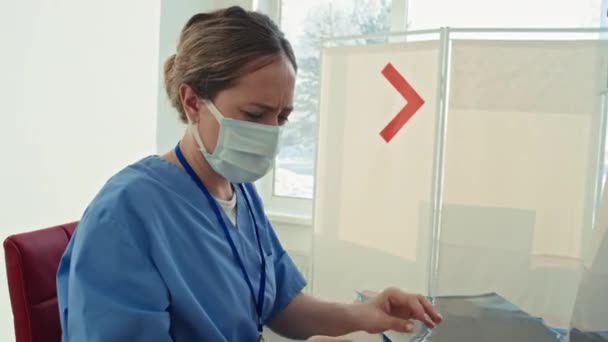 Professionell Kvinnlig Radiolog Bär Mask Arbetar Med Röntgen Skanning Resultat — Stockvideo