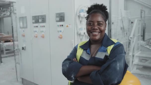 Kollarını Kavuşturup Kameraya Gülümseyen Neşeli Afrikalı Amerikalı Kadın Fabrika Işçisinin — Stok video