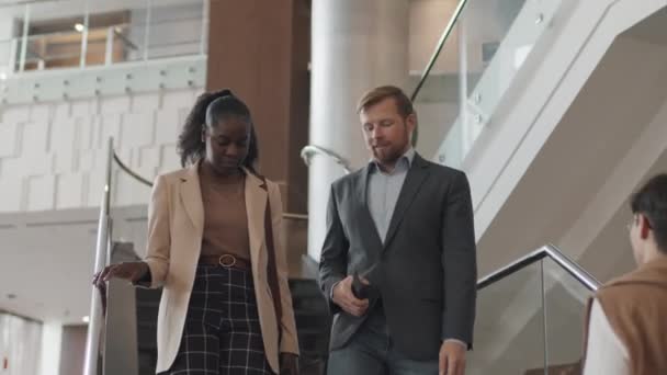 Homem Mulher Etnicamente Diversos Discutindo Plano Trabalho Enquanto Descem Escadas — Vídeo de Stock
