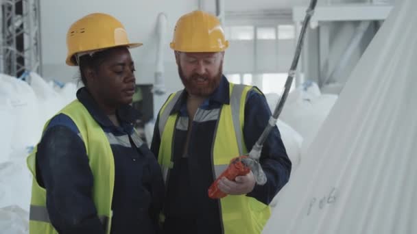 Vousatý Běloch Pracující Továrně Ukazující Novému Zaměstnanci Jak Používat Zvedací — Stock video