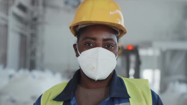 Close Van Africana Amerikaanse Vrouw Met Masker Veiligheidshelm Werkend Fabriekshal — Stockvideo