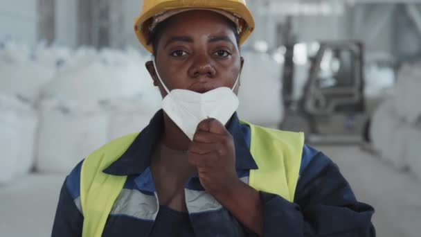 Медленная Съемка Афроамериканской Женщины Работающей Современном Складе Мраморной Фабрики Снимающей — стоковое видео