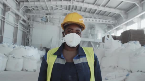 Retrato Ingeniero Afroamericano Irreconocible Con Uniforme Máscara Protectora Trabajando Una — Vídeos de Stock