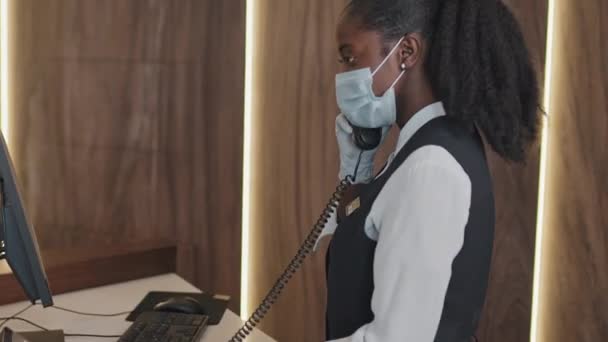Νεαρή Αφρο Αμερικανίδα Γυναίκα Προστατευτική Μάσκα Και Γάντια Που Εργάζεται — Αρχείο Βίντεο