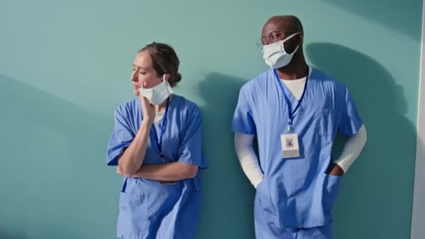 Koridorda Duvara Yaslanan Maskelerini Çıkaran Hastalar Gördükten Sonra Hastanede Birlikte — Stok video
