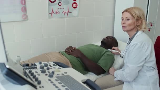 Hochwinkelaufnahme Eines Jungen Schwarzen Mit Schilddrüsenunterfunktion Zur Ultraschalluntersuchung — Stockvideo