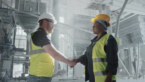 Kafkasyalı Mühendis Afrikalı Amerikalı Teknisyenin Mermer Fabrikasında Birlikte Çalışıp Birbirlerini — Stok video