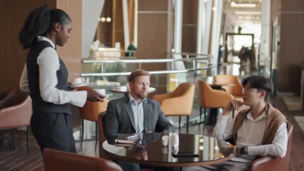 Modern Otel Restoranında Çalışan Afrikalı Amerikalı Garson Erkek Müşterilere Kahve — Stok video